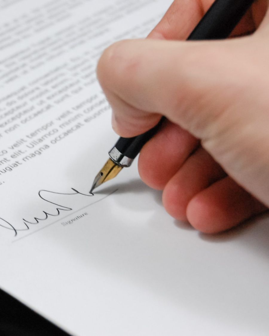 Signature d’un acte au stylo plume