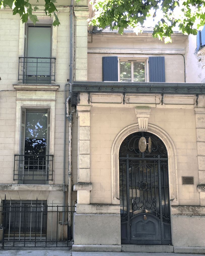 La façade de l’étude de Forcalquier et sa porte en arcade