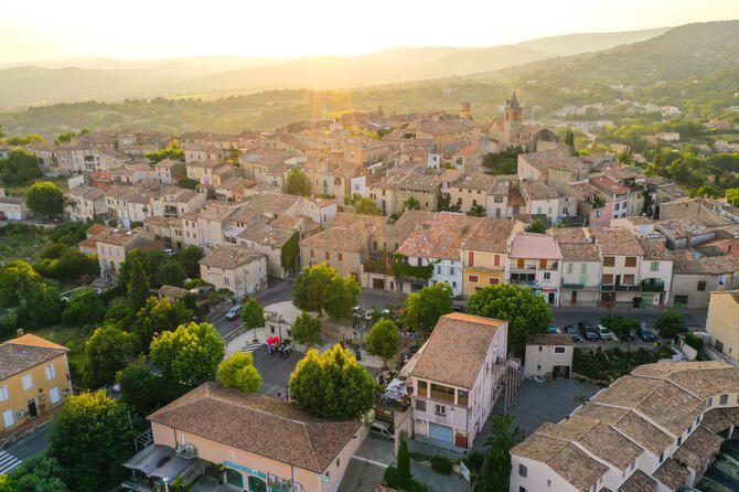 Le village de Pierrevert vu du ciel